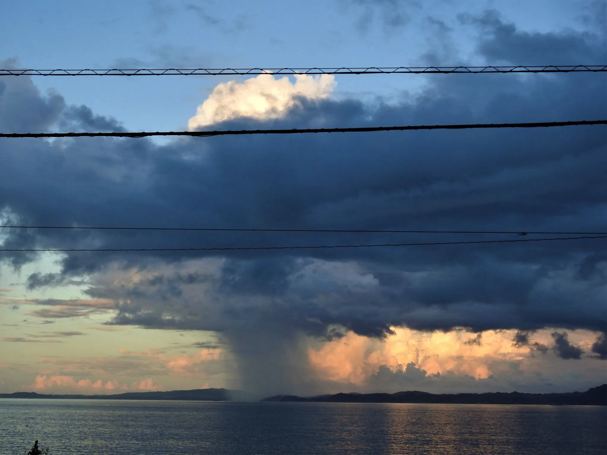 積乱雲と雨が移動している。 No.0001