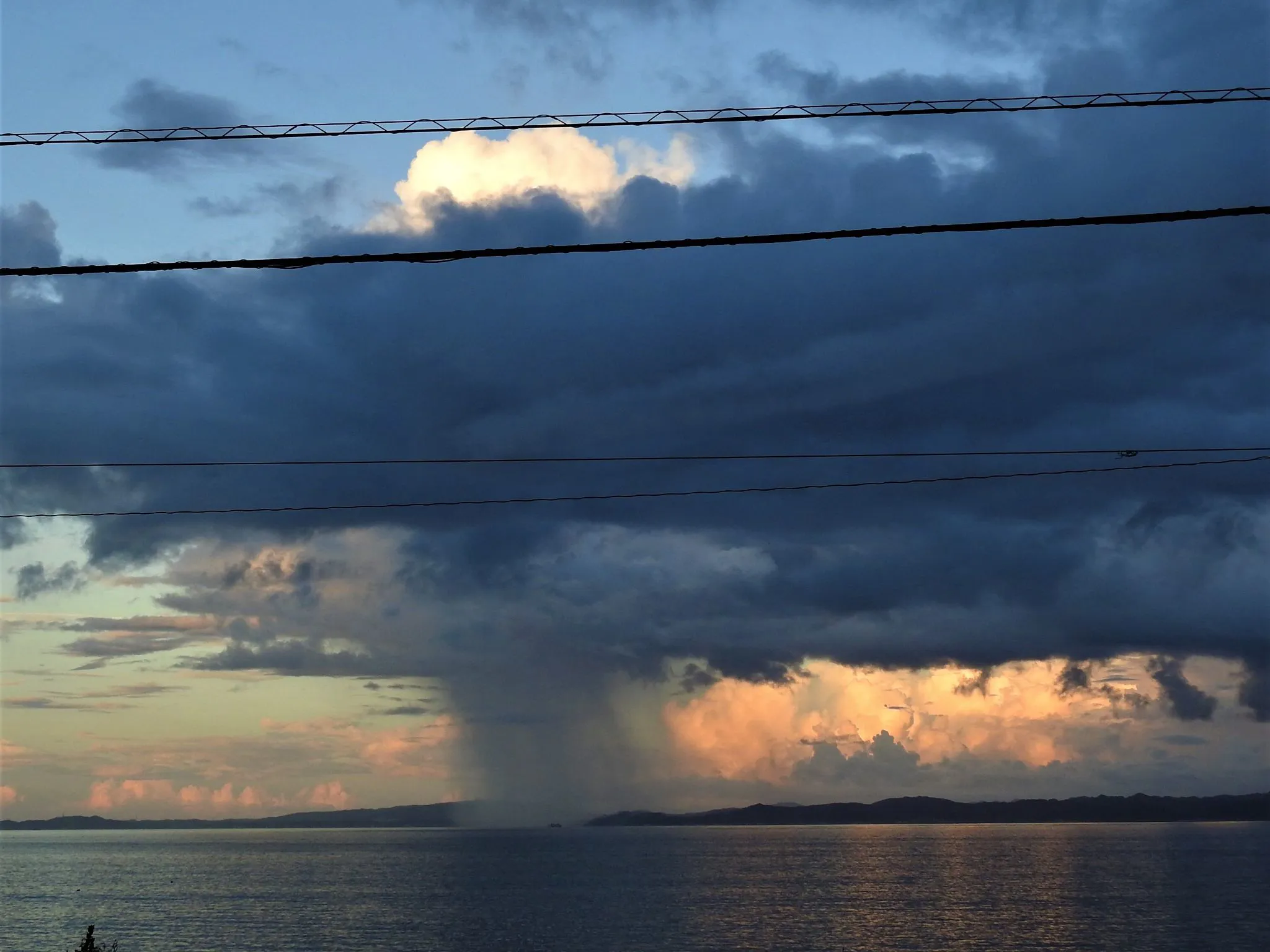 積乱雲と雨が移動している。 No.0002