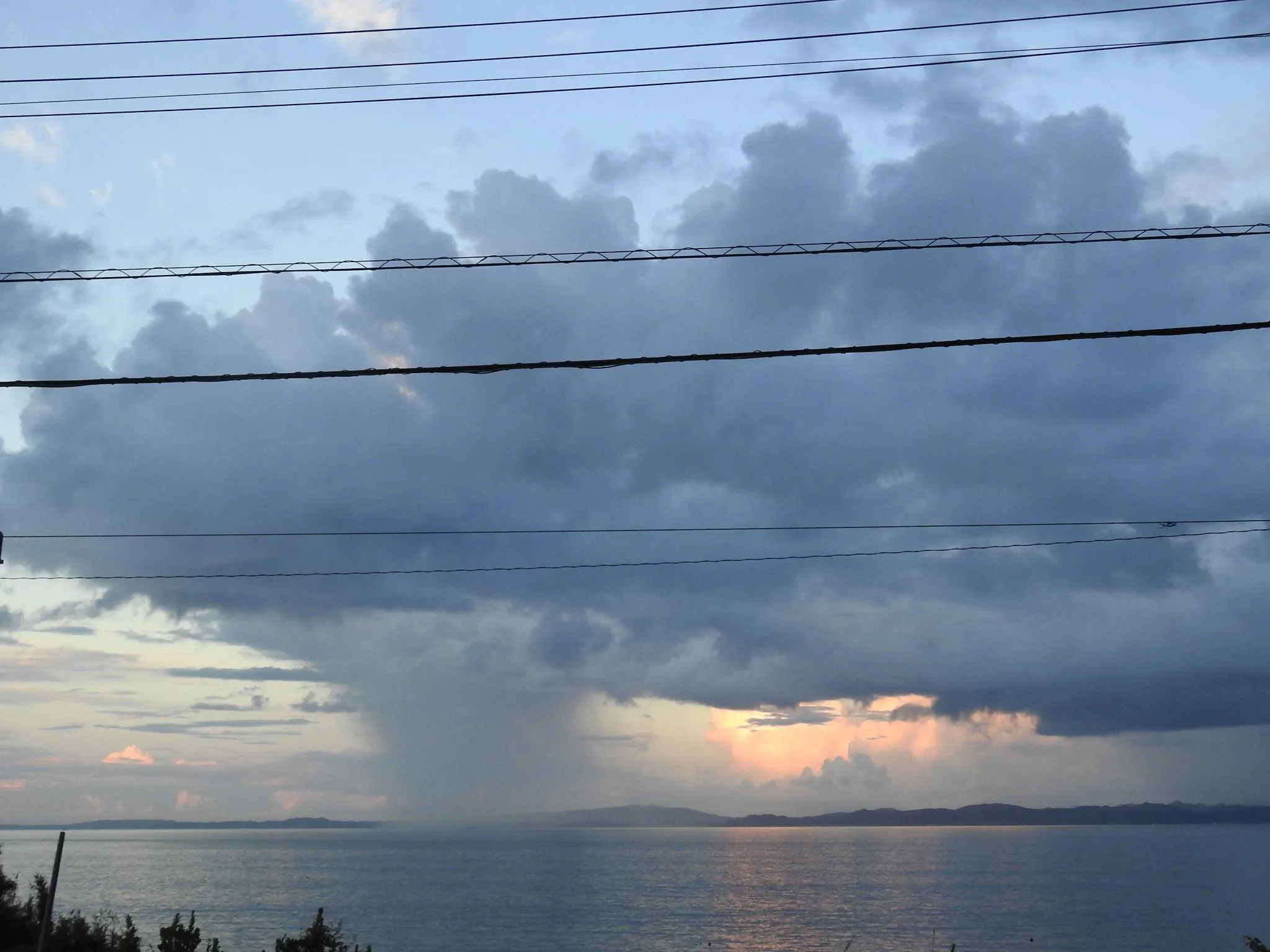 積乱雲と雨が移動している。 No.0003