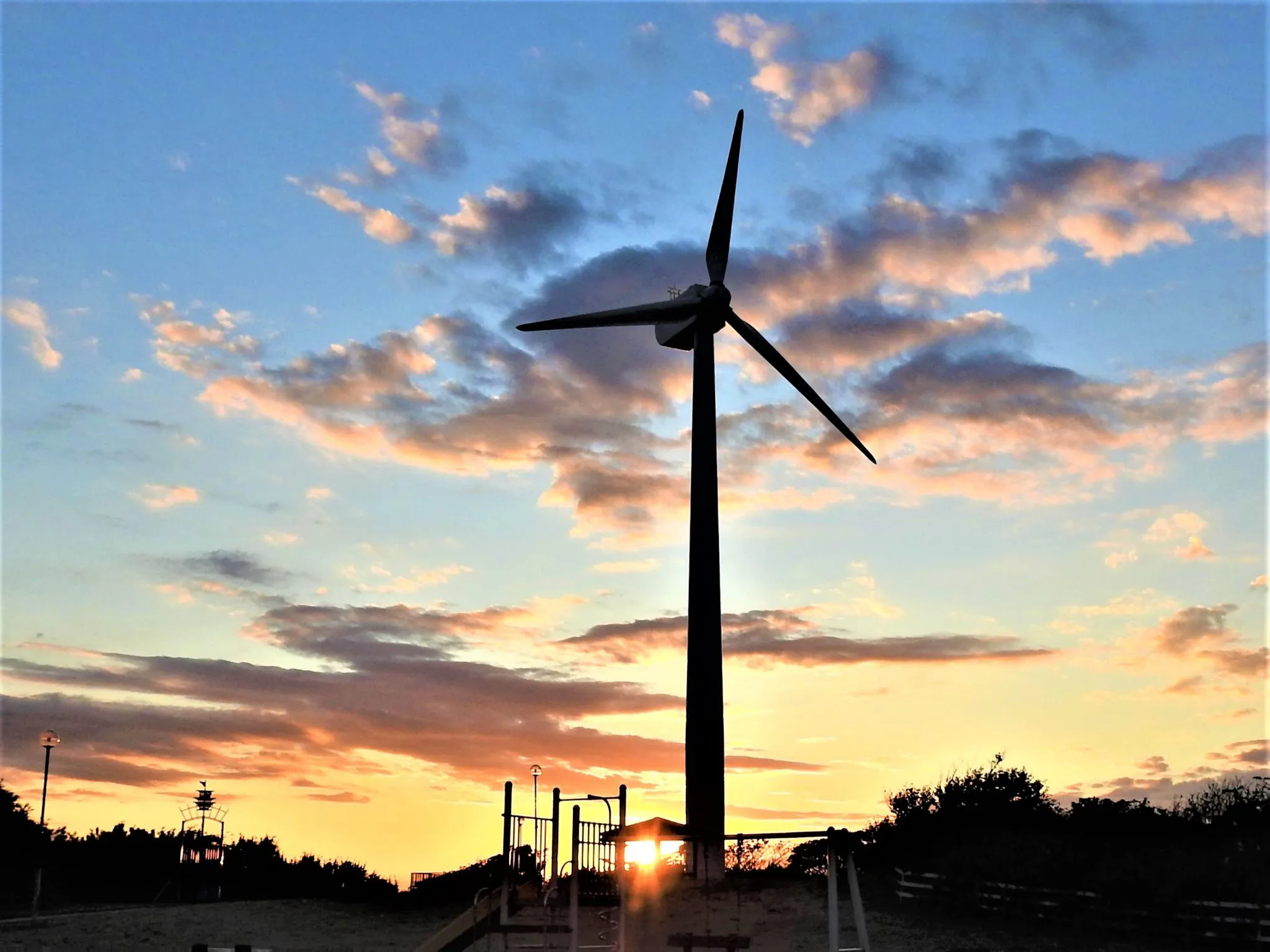 夕日と風力発電機 No.0000