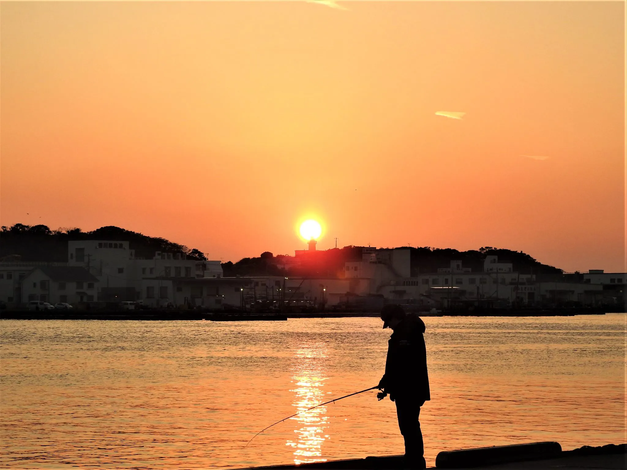 夕日と灯台と釣り人コラボ No.0000