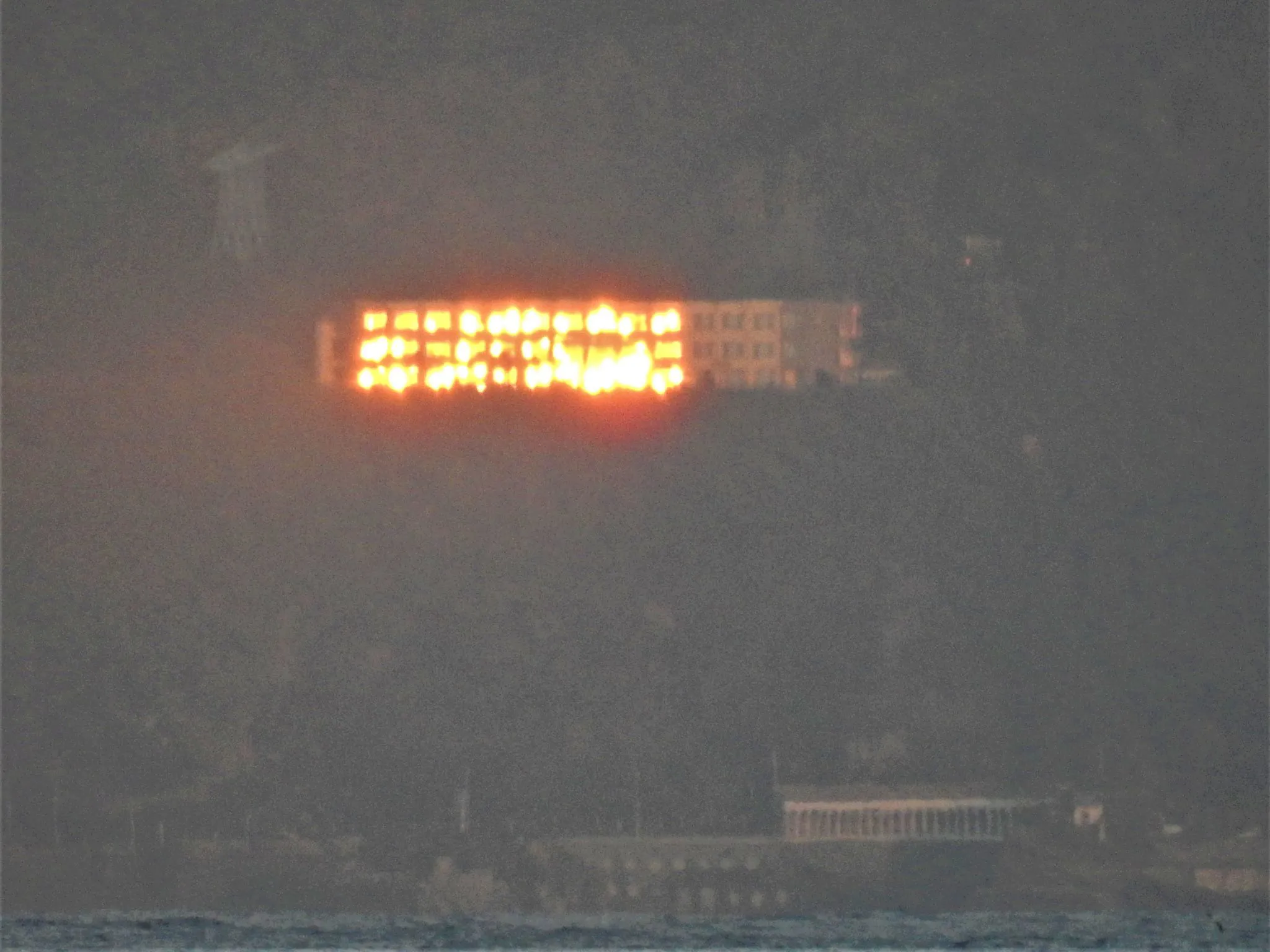 夕日が、マンション窓ガラスに反射 No.0000