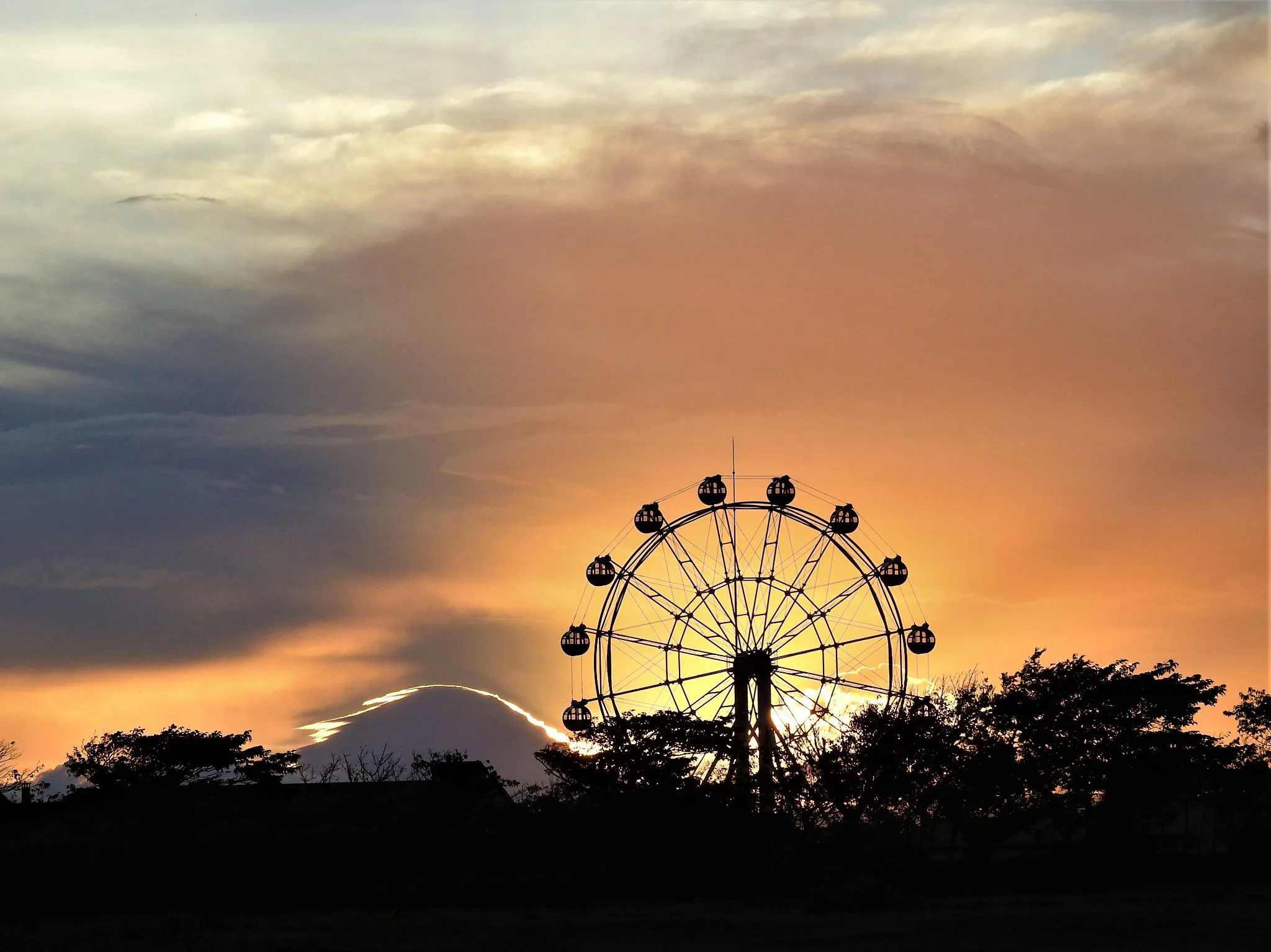 夕焼けと観覧車と富士山です No.0000