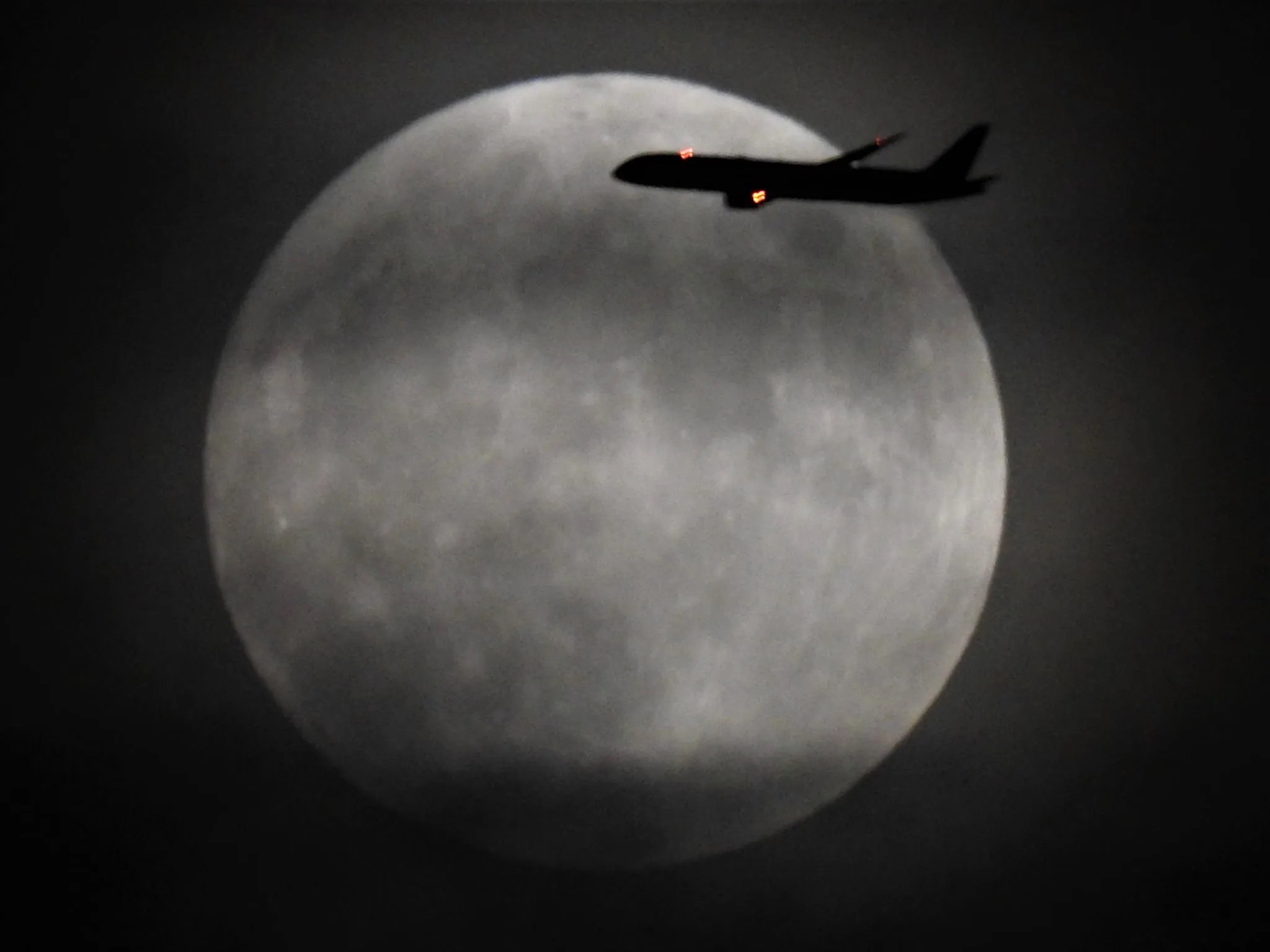 満月に飛行機 No.0000