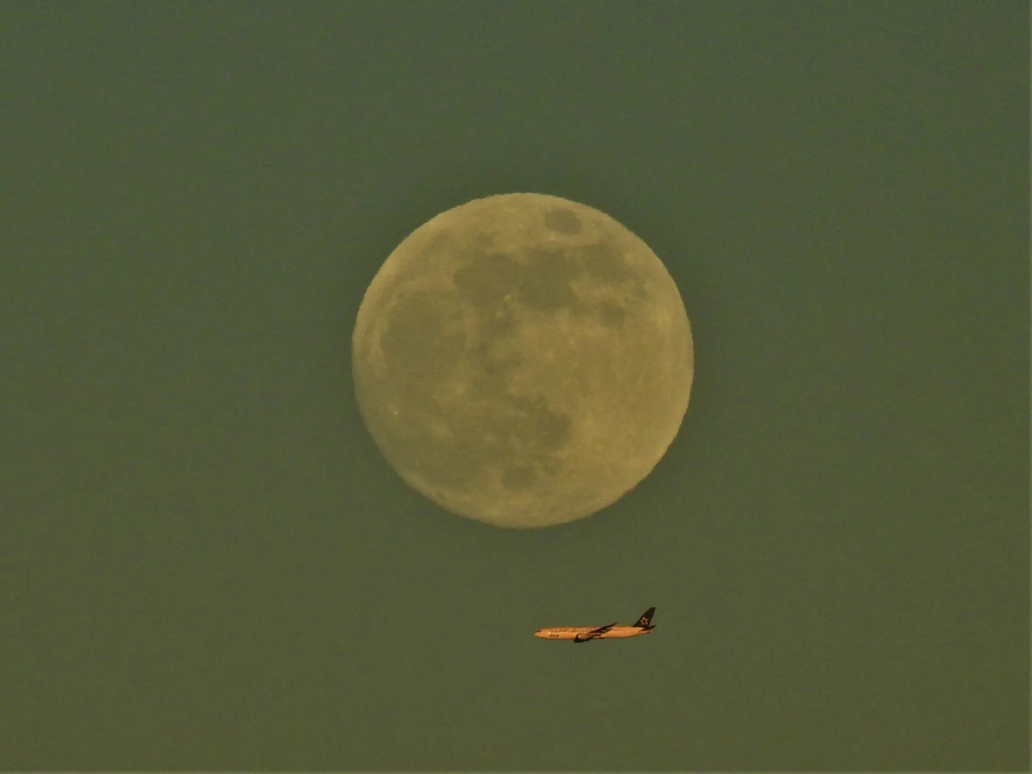月と飛行機 No.0000