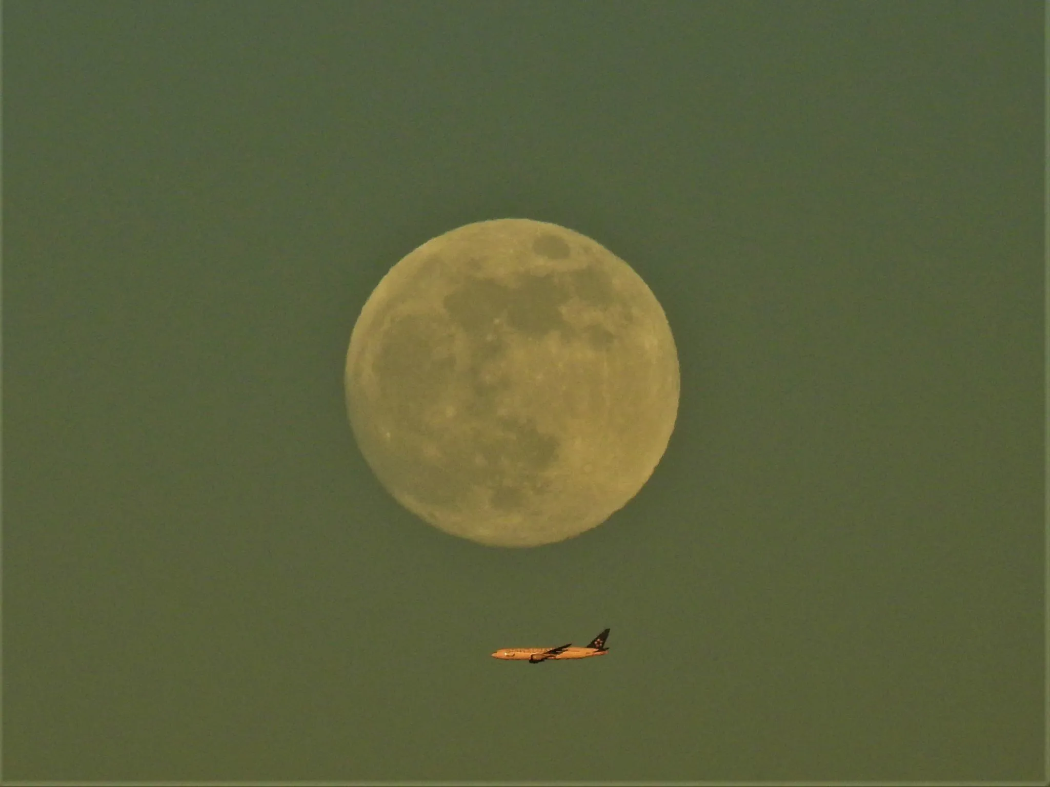 月と飛行機 No.0001