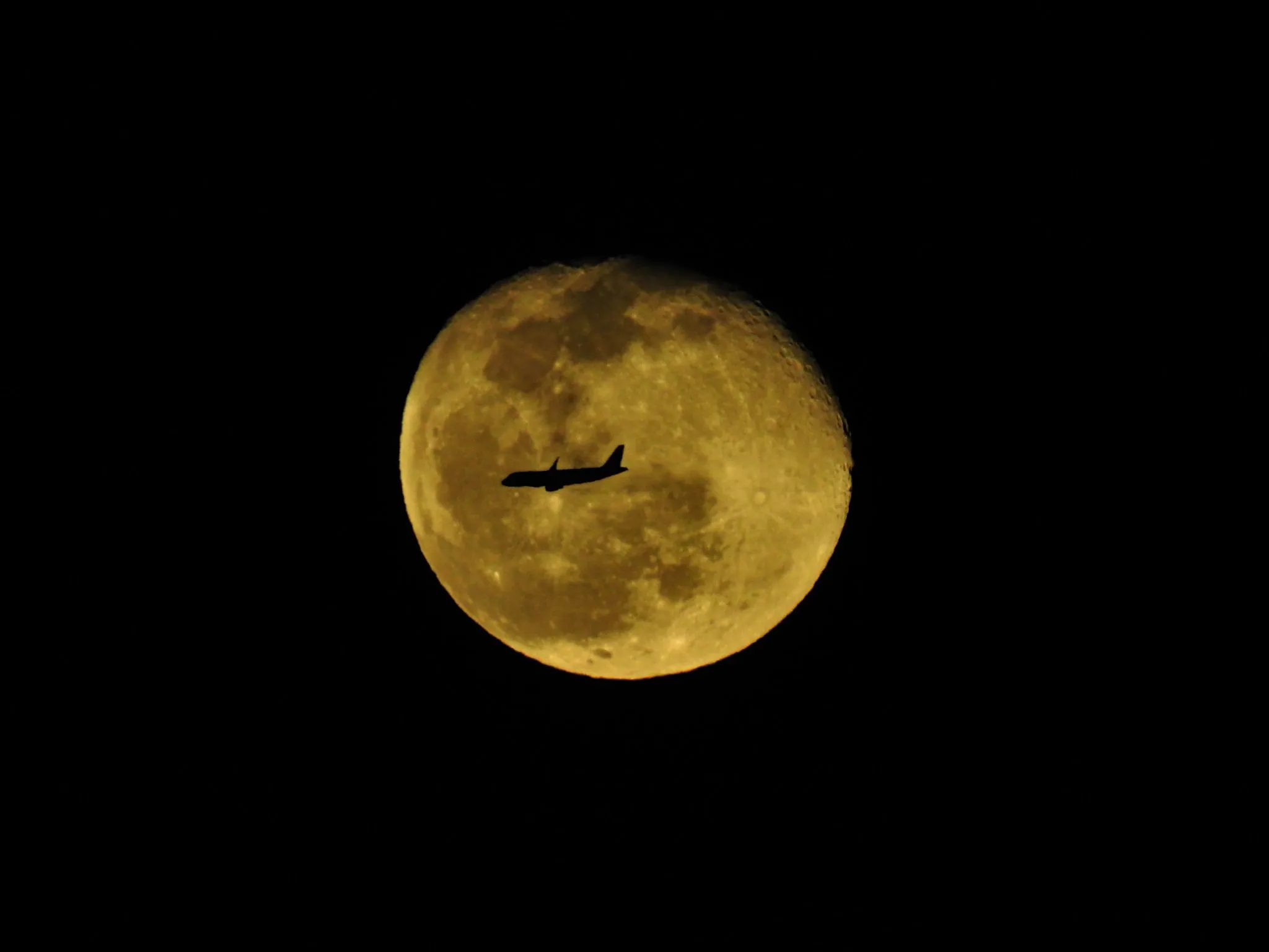 月に飛行機の通過です。 No.0004