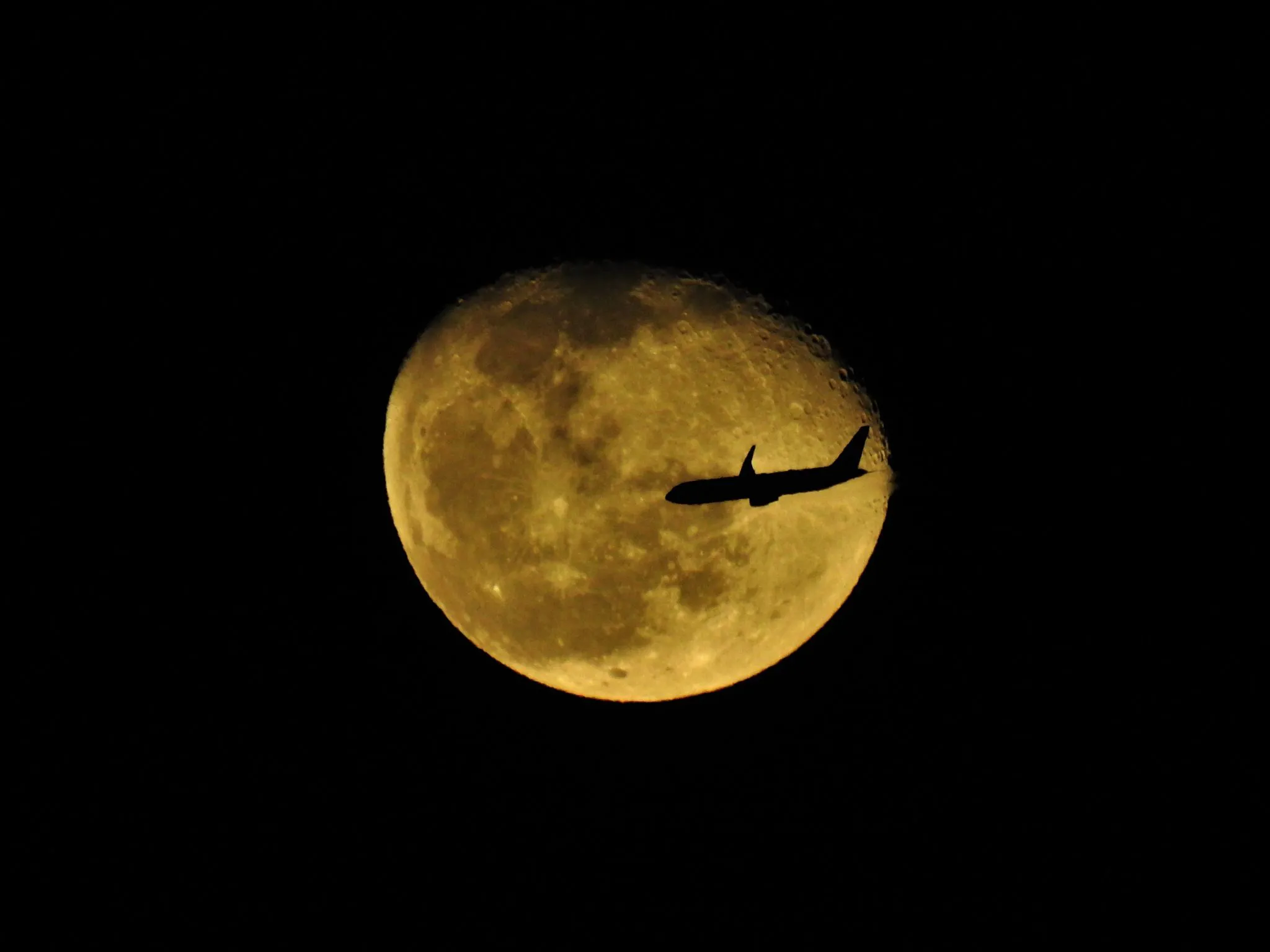 月に飛行機の通過 No.0000
