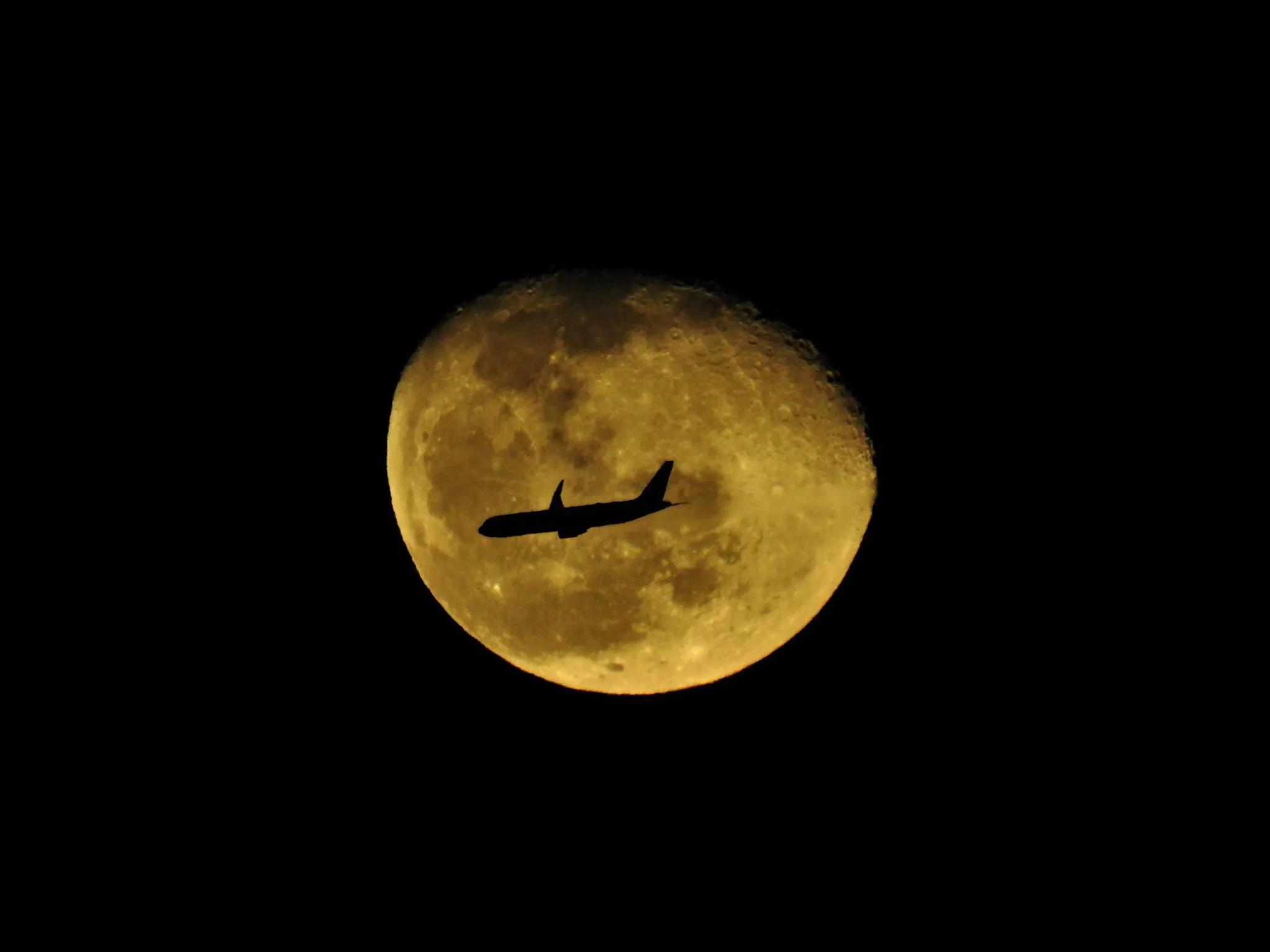 月に飛行機の通過 No.0003