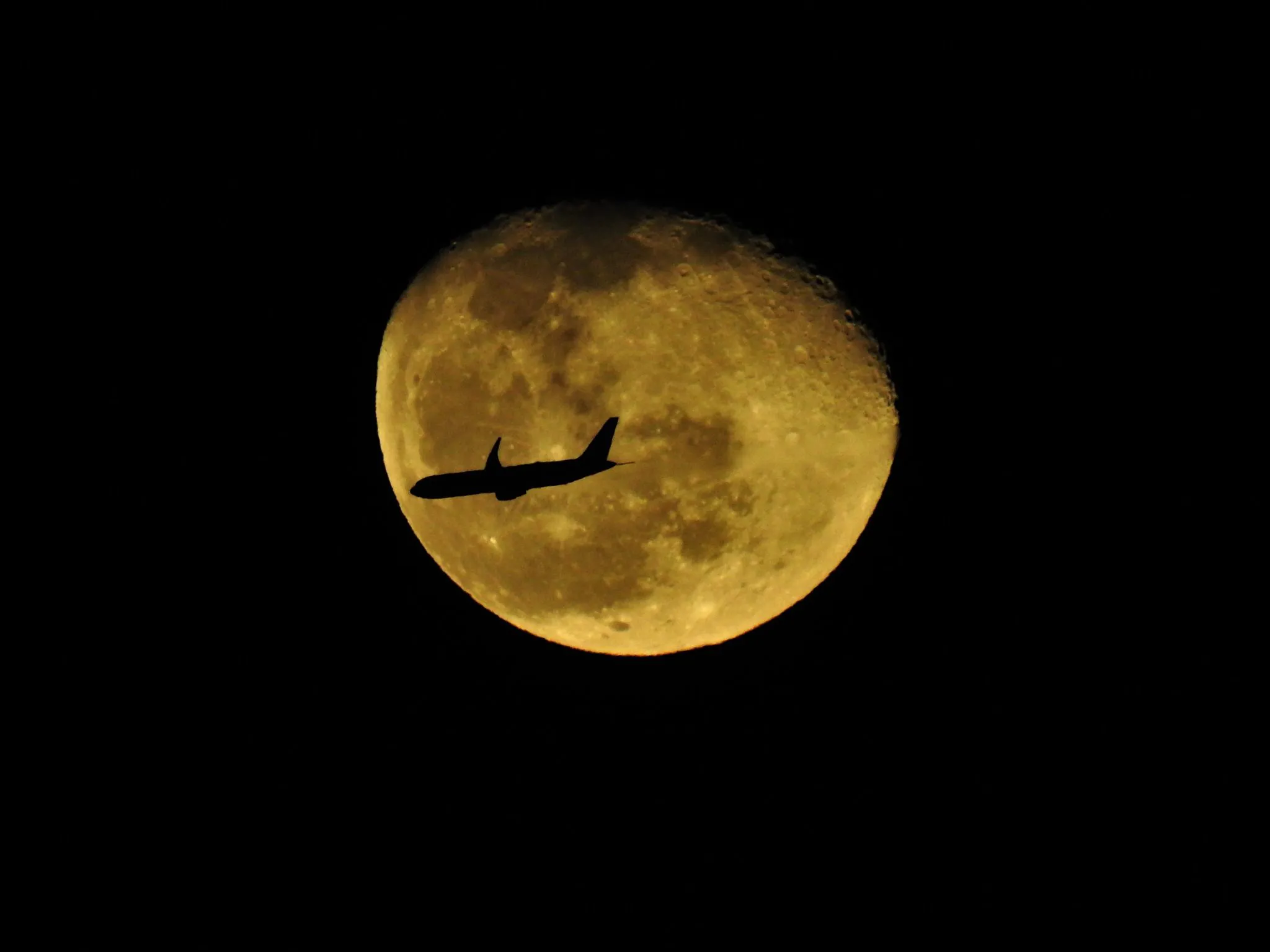 月に飛行機の通過 No.0004
