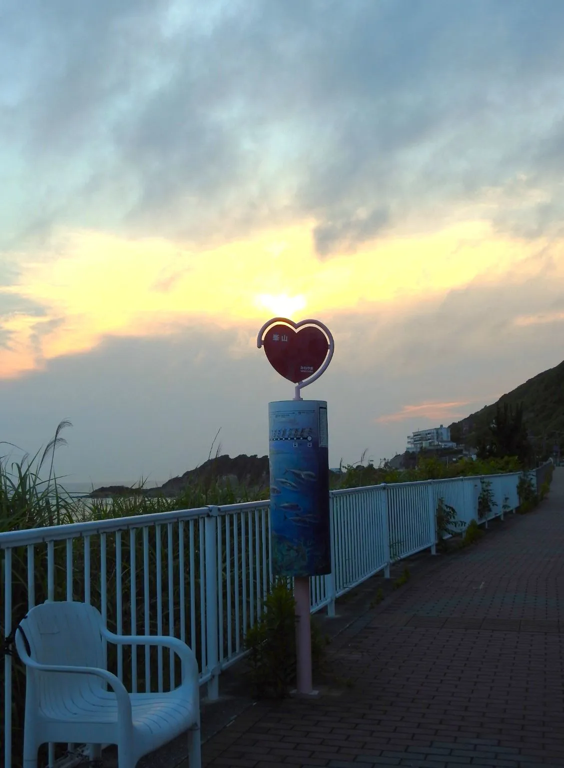 ハート形の峰山バス停と夕焼け No.0000