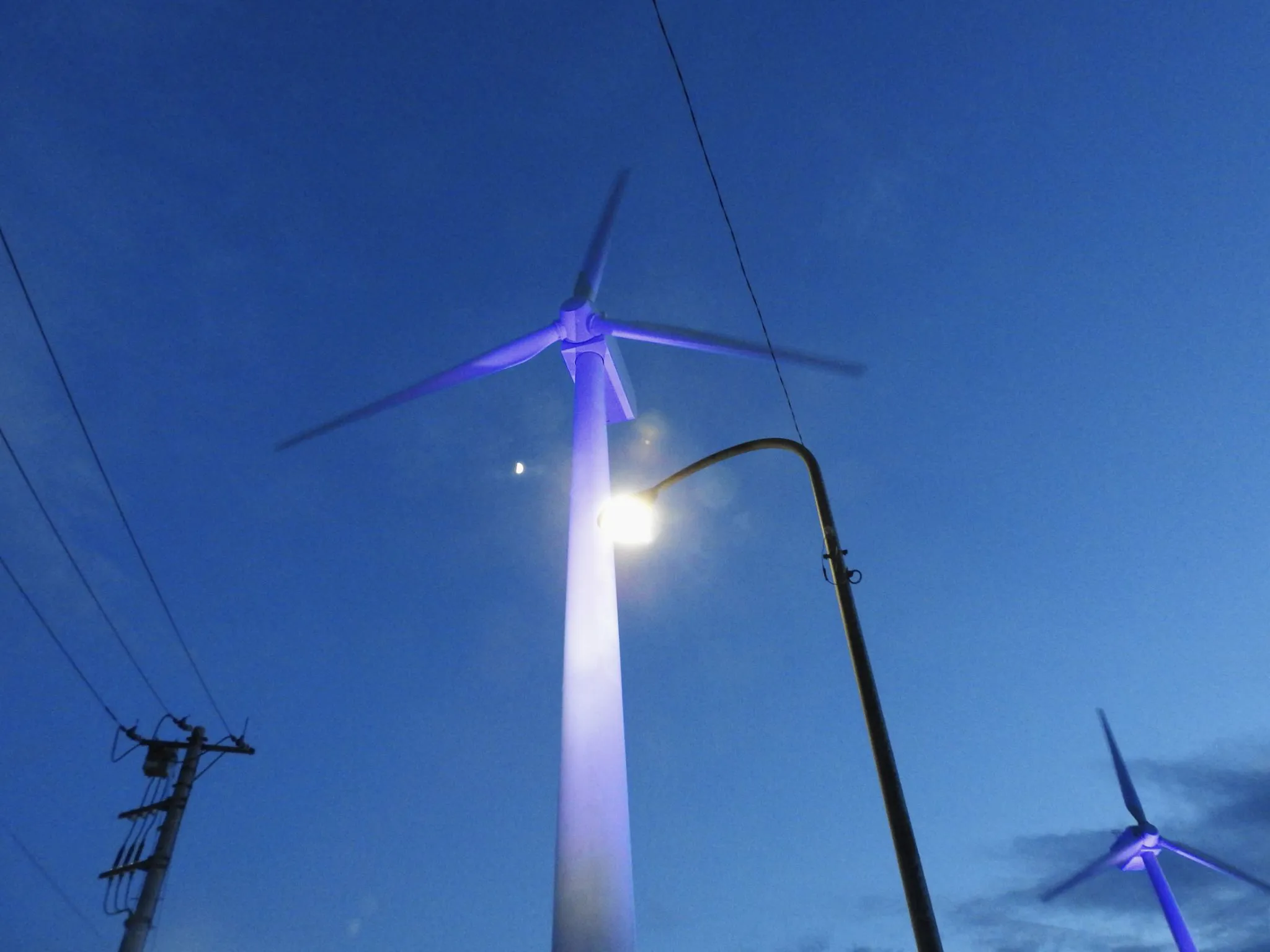 月と風力発電機 No.0000