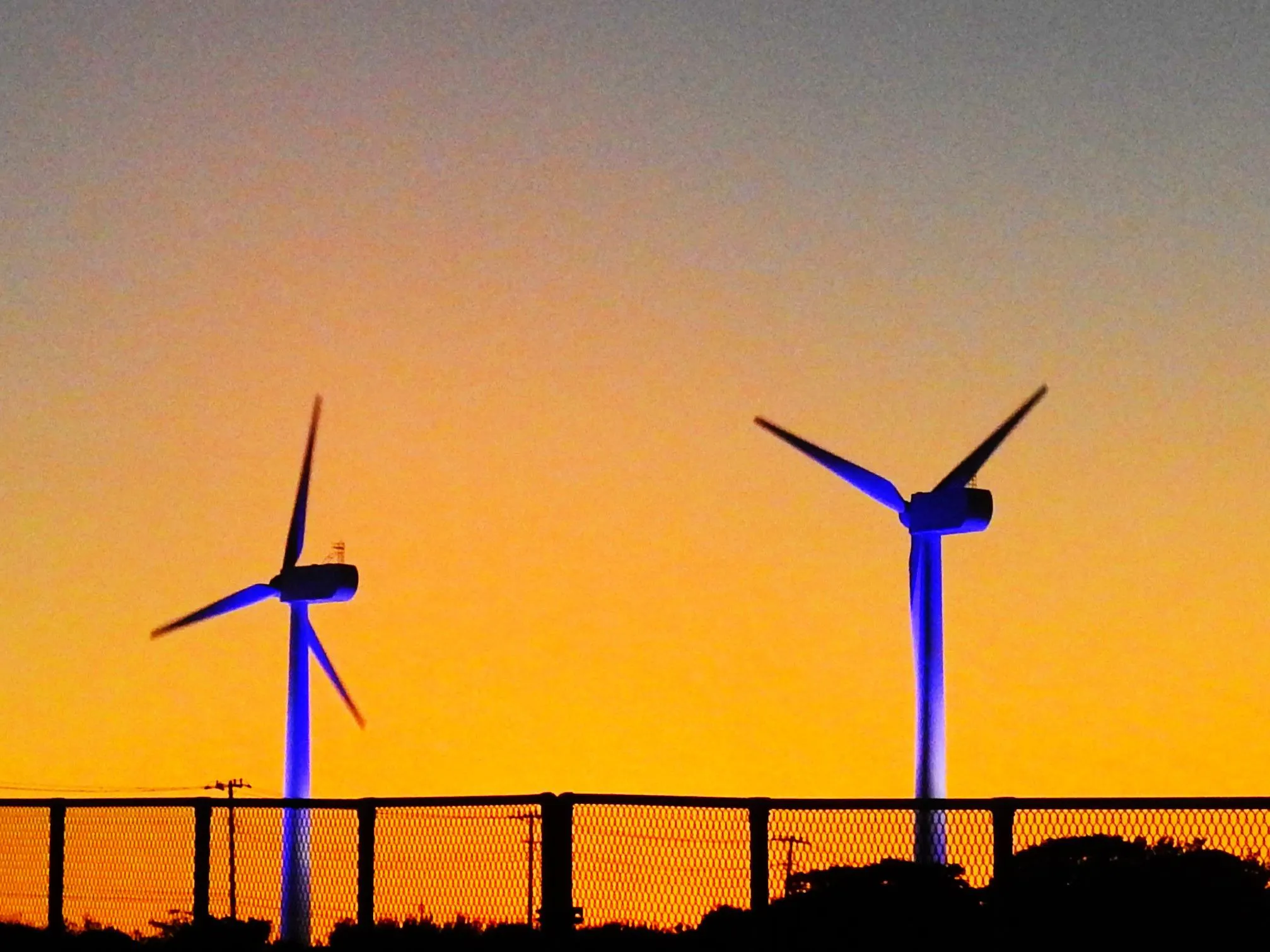夕焼けと風力発電機 No.0000