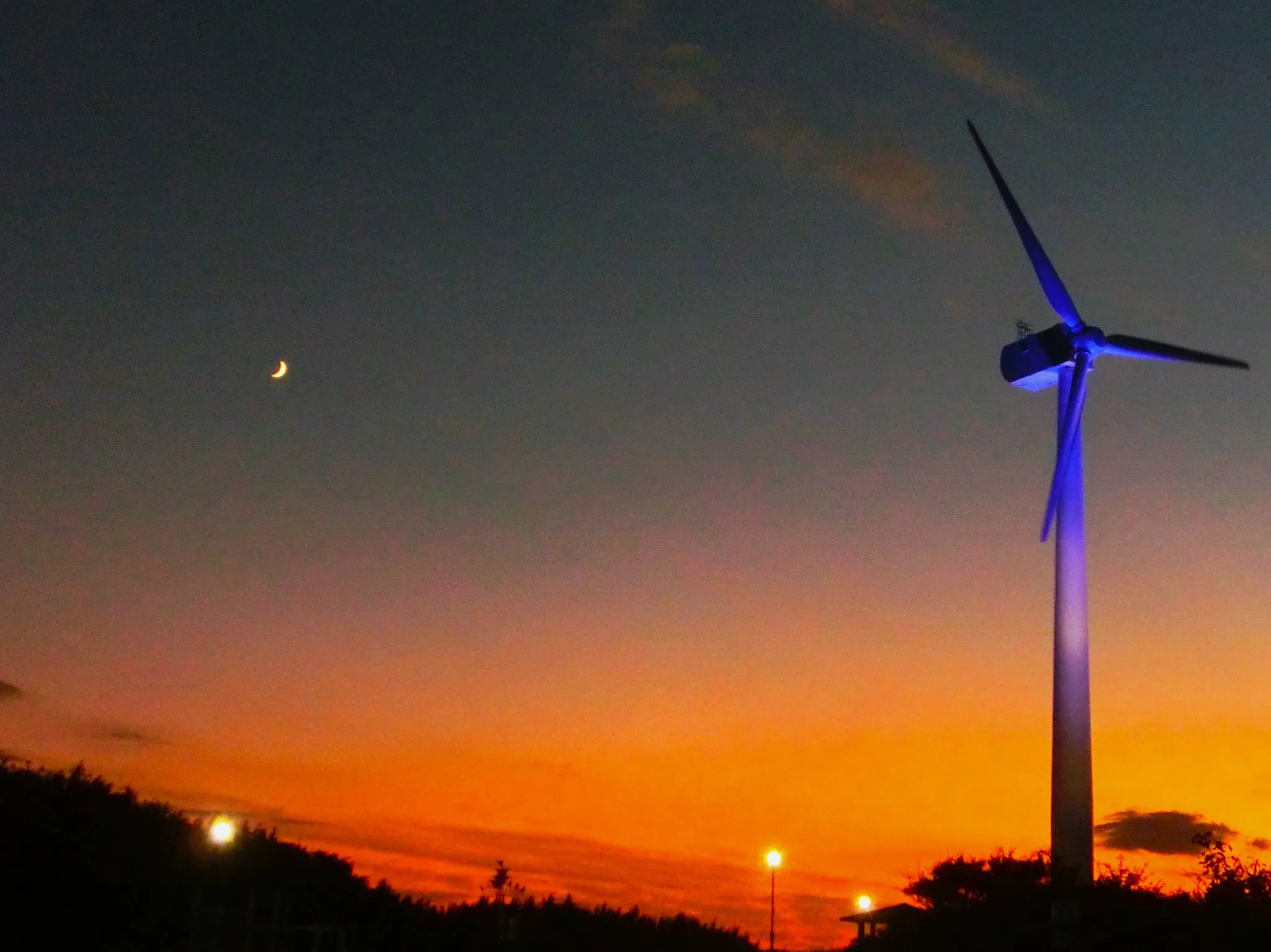 月と夕焼けと風力発電機 No.0000