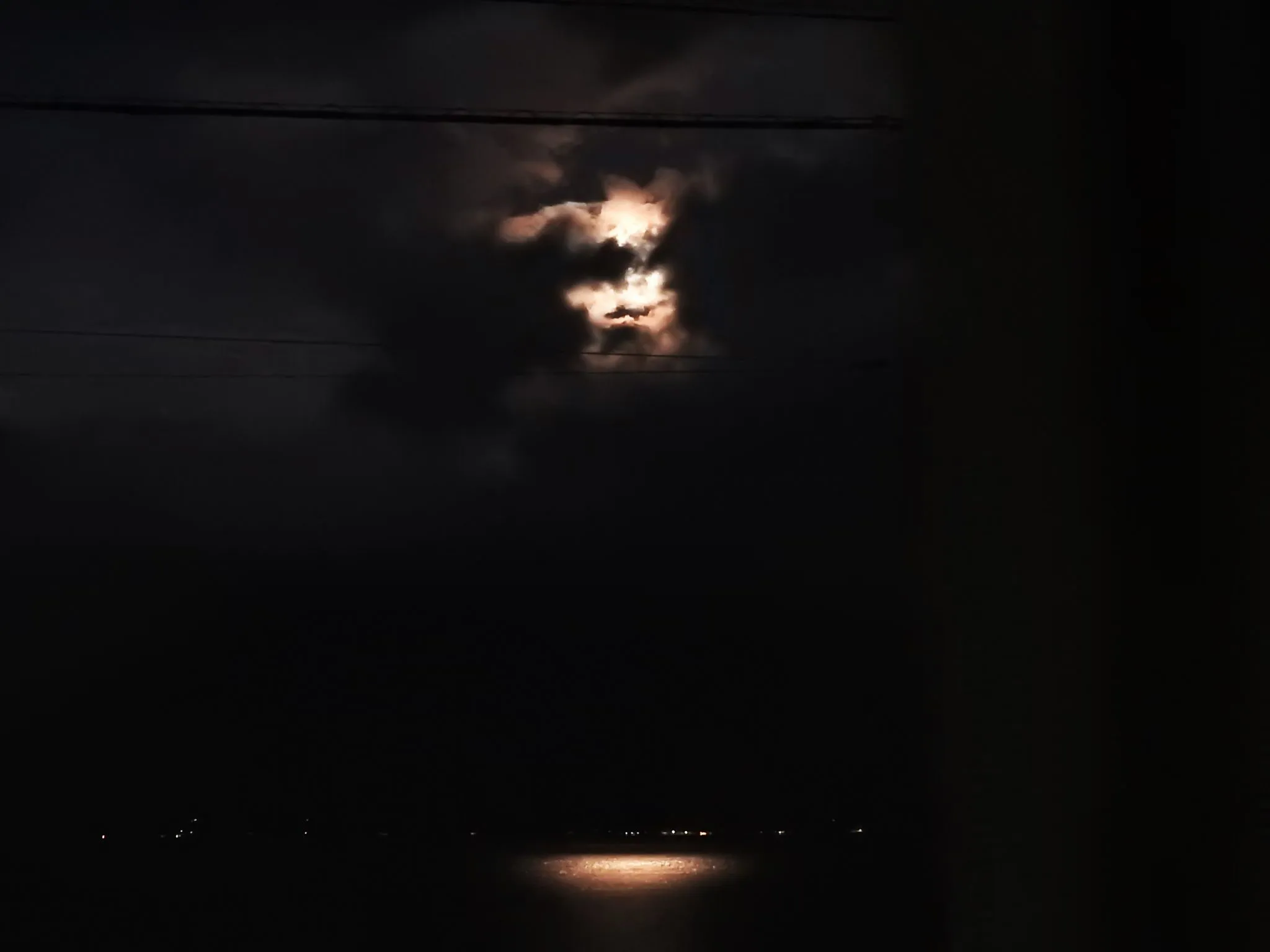 海面に月が？。 No.0000