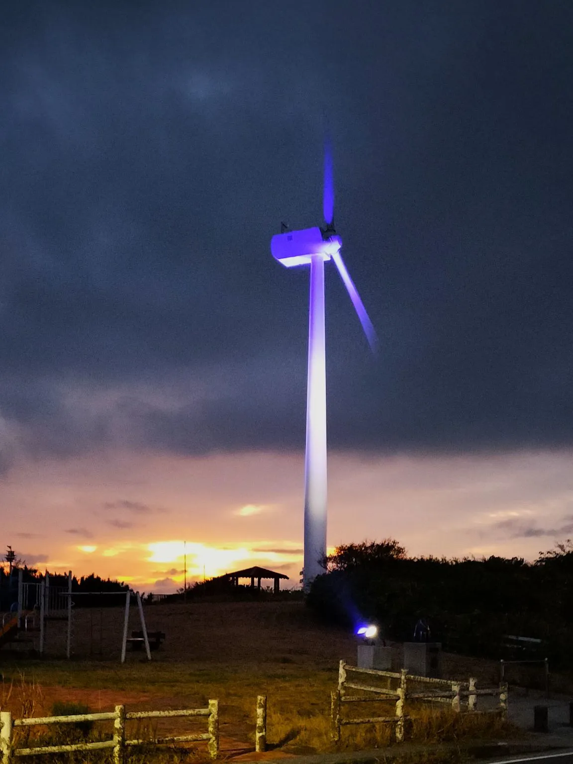夕焼けと風力発電機 No.0000