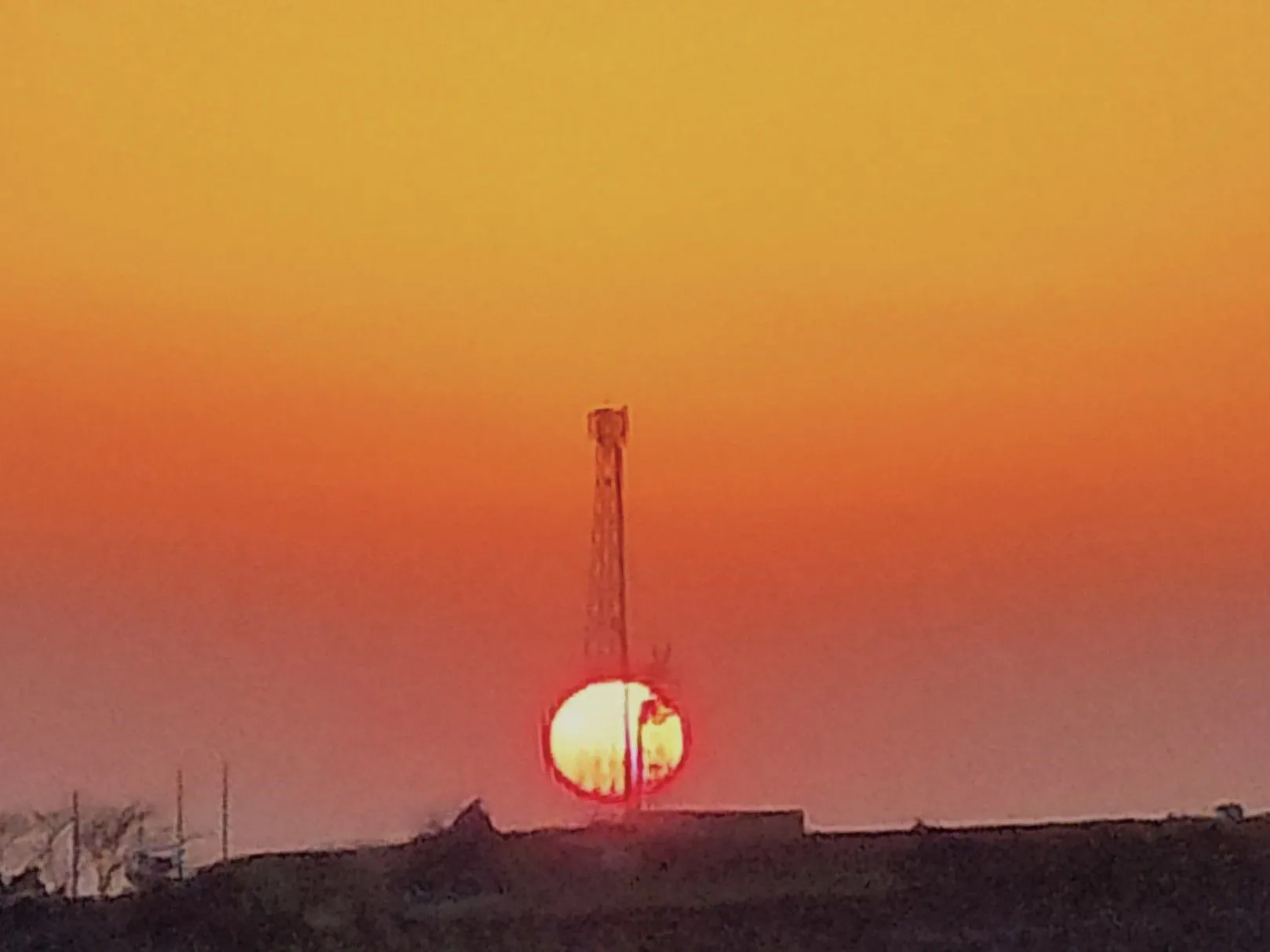 夕焼けと夕日と電波塔のコラボ No.0000