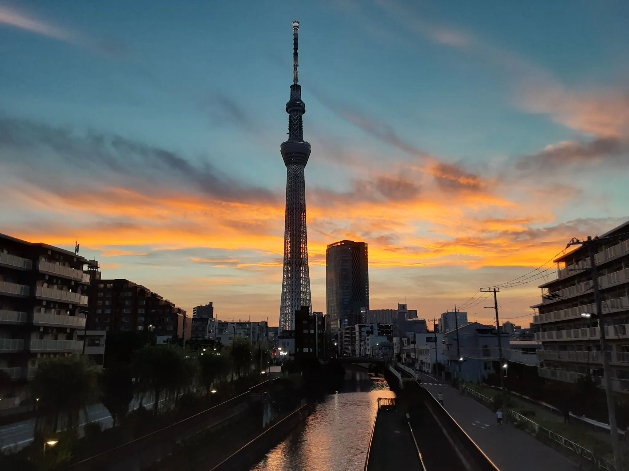 夕焼けをバックに、もうすぐライトアップ No.0000