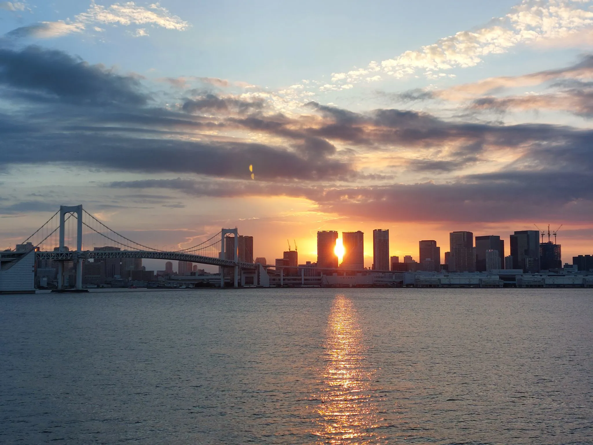 ビルの間の夕日 No.0000