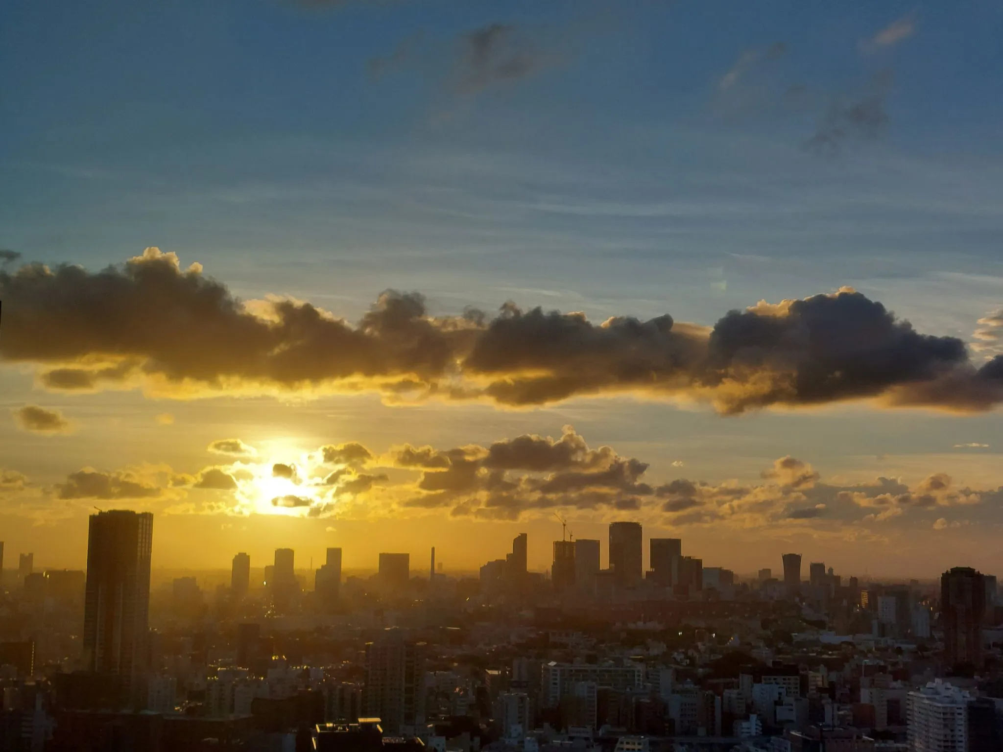 ビルのガラス越しに見た夕日 No.0000