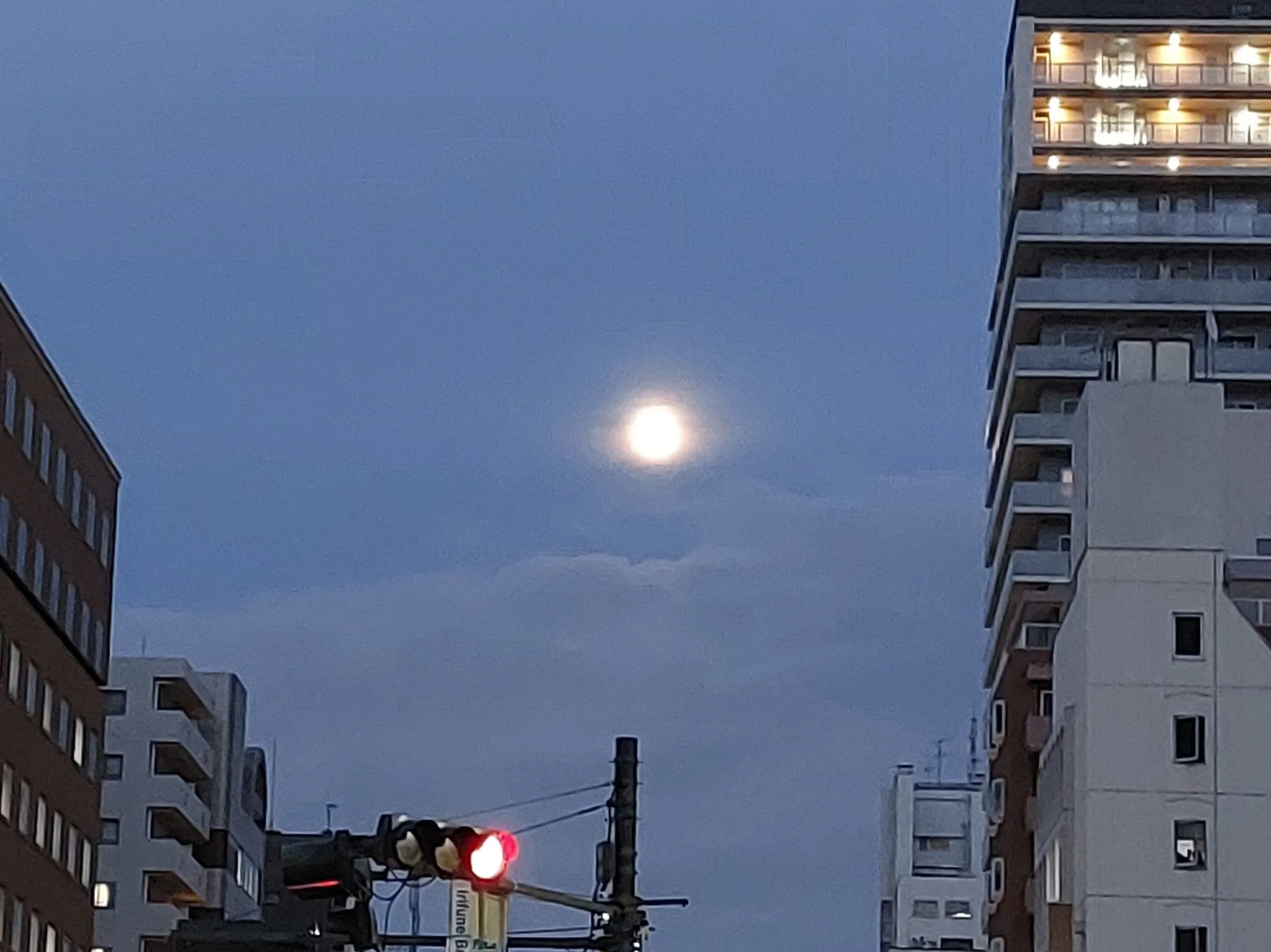 信号待ちの名月 No.0000