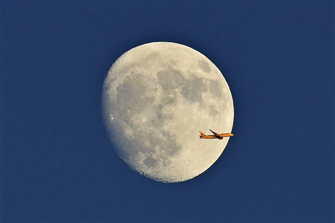 月と飛行機 No.0000