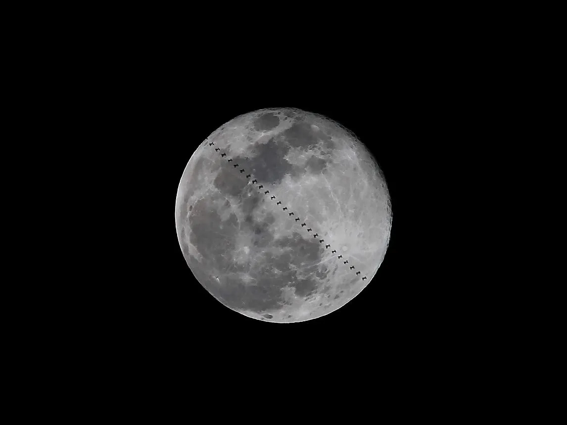 満月と国際宇宙ステーション No.0000