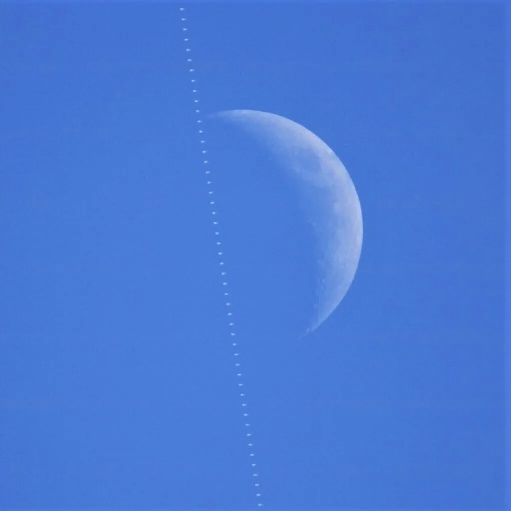 国際宇宙ステーションが月面通過 No.0000