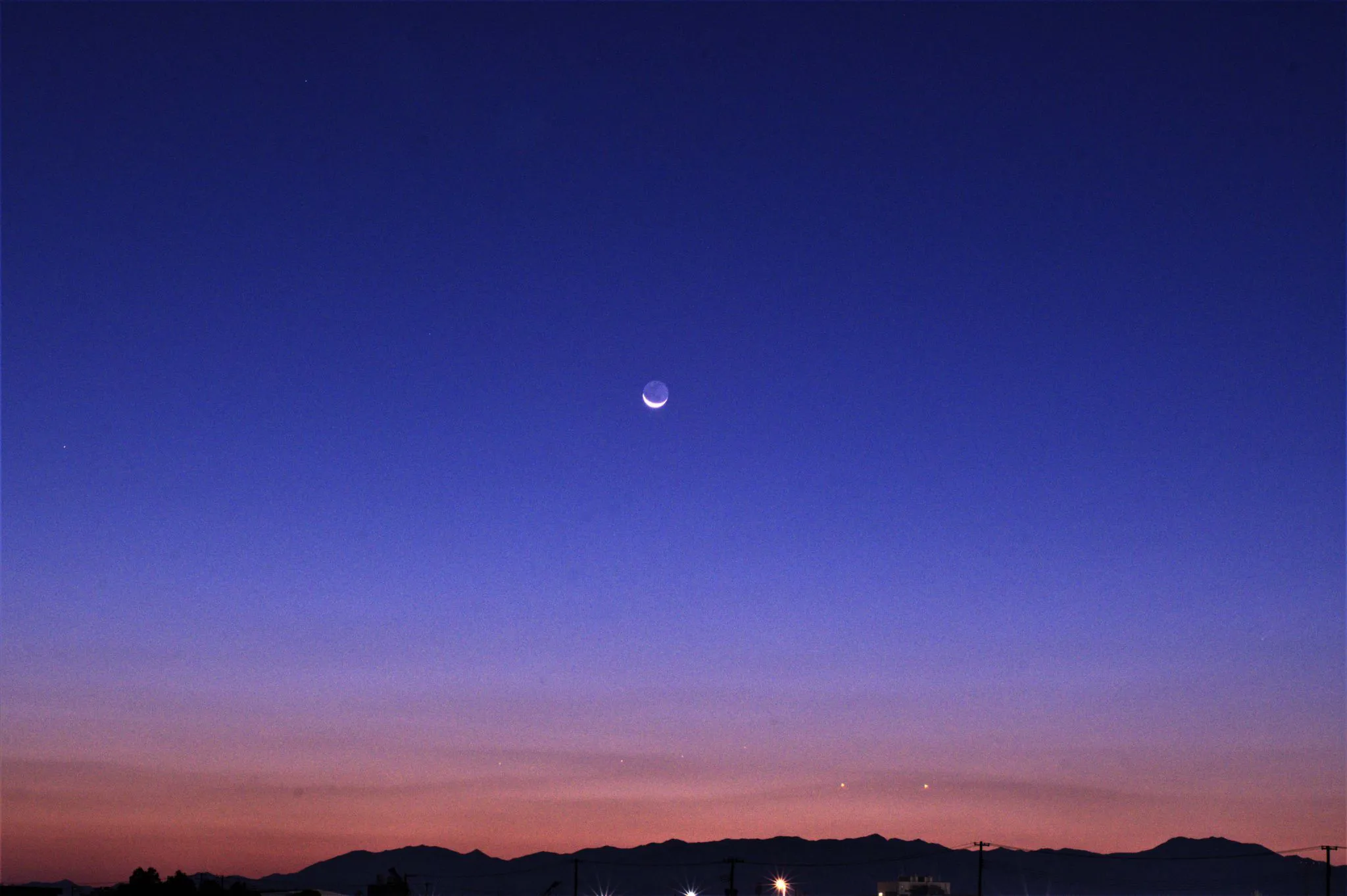 なんとか撮れた、月と紫金山・アトラス彗星（右下）。 No.0000